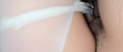 后续来了！猛插05年新疆女大白丝对镜狠狠的插微露脸